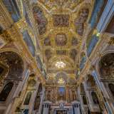 Varcata la soglia restiamo a bocca aperta ammirando la navata della chiesa. � interamente ricoperta da un susseguirsi di stucchi e dorature che fanno da cornice a raffinati affreschi, altari e dipinti: un autentico trionfo del pi� fastoso barocco napoletano